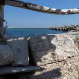 ...scrivendo su una pietra �Mompracem�: l�isola letteraria resa celebre da Emilio Salgari che simboleggia un sogno...